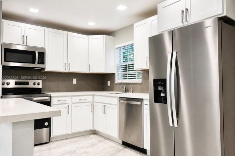 House in Fort Lauderdale, Florida 3 bedrooms, 107.67 sq.m. № 2178420 - photo 9