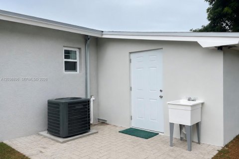 House in Fort Lauderdale, Florida 3 bedrooms, 107.67 sq.m. № 2178420 - photo 6