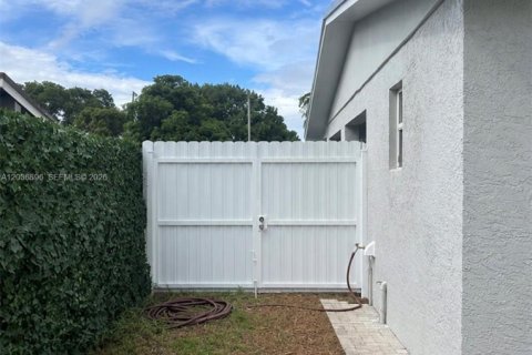 House in Fort Lauderdale, Florida 3 bedrooms, 107.67 sq.m. № 2178420 - photo 5