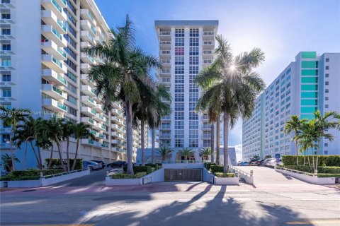Купить кондоминиум в Майами-Бич, Флорида 1 спальня, 69.68м2, № 1922929 - фото 16