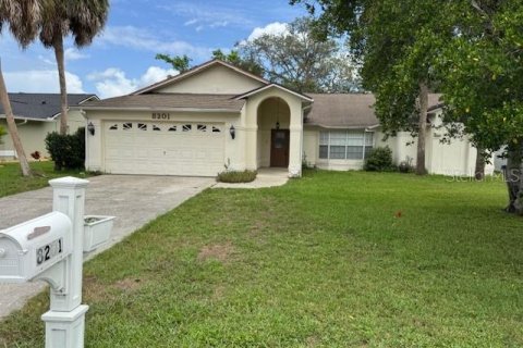 Villa ou maison à louer à Spring Hill, Floride: 3 chambres, 147.81 m2 № 2314820 - photo 2