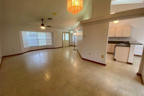 Villa ou maison à louer à Spring Hill, Floride: 3 chambres, 147.81 m2 № 2314820 - photo 5