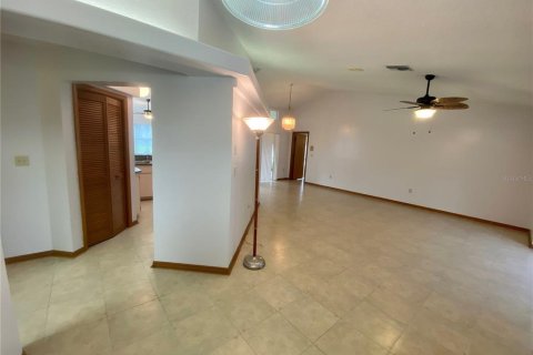 Villa ou maison à louer à Spring Hill, Floride: 3 chambres, 147.81 m2 № 2314820 - photo 8