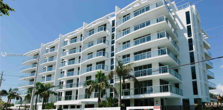 Condominio en North Miami Beach, Florida, 2 dormitorios № 1935208