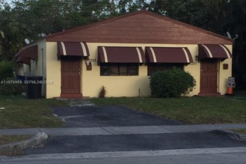 Propiedad comercial en North Miami Beach, Florida 139.35 m2 № 2044570