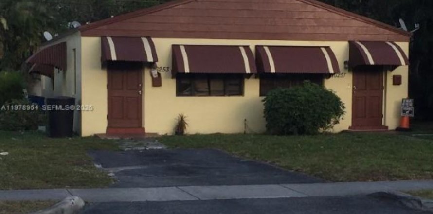 Propiedad comercial en North Miami Beach, Florida 139.35 m2 № 2044570