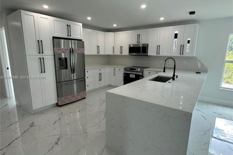 House in Lehigh Acres, Florida 4 bedrooms, 153.47 sq.m. № 2098078 - photo 3
