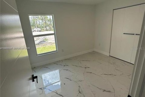 House in Lehigh Acres, Florida 4 bedrooms, 153.47 sq.m. № 2098078 - photo 8