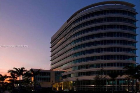 Commercial property in Aventura, Florida № 2077095 - photo 1