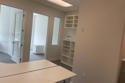 Commercial property in Aventura, Florida № 2077095 - photo 16
