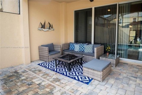 Adosado en venta en Kissimmee, Florida, 3 dormitorios, 182.27 m2 № 2205093 - foto 12
