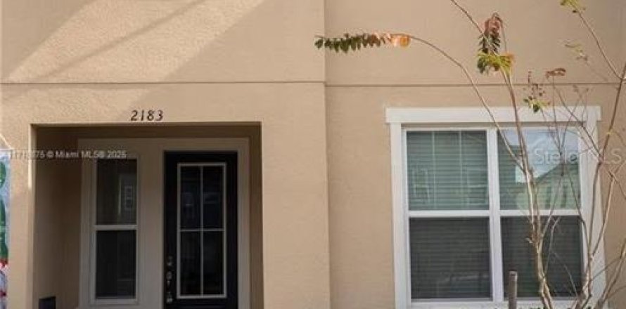 Adosado en Kissimmee, Florida 3 dormitorios, 182.27 m2 № 2205093