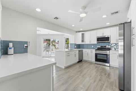 Villa ou maison à louer à Fort Lauderdale, Floride: 4 chambres, 220.36 m2 № 2085538 - photo 14