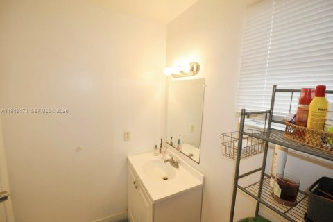 Condo in Miami Gardens, Florida, 1 bedroom  № 2004416 - photo 16
