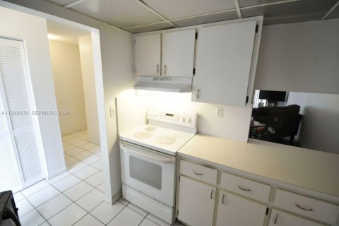 Condo in Miami Gardens, Florida, 1 bedroom  № 2004416 - photo 9