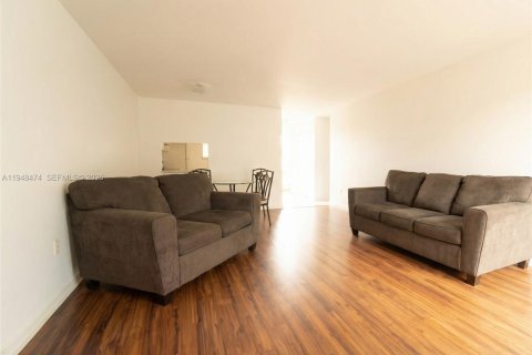 Condo in Miami Gardens, Florida, 1 bedroom  № 2004416 - photo 5