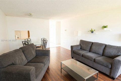 Condo in Miami Gardens, Florida, 1 bedroom  № 2004416 - photo 4
