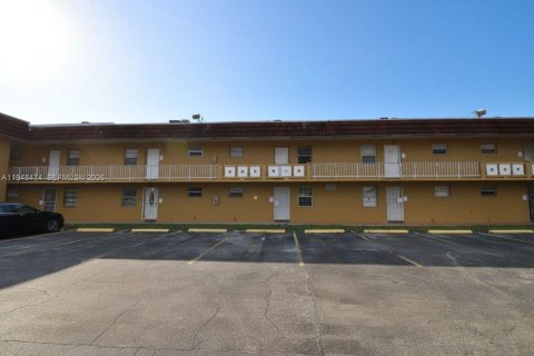 Condo in Miami Gardens, Florida, 1 bedroom  № 2004416 - photo 22