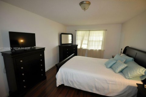 Condo in Miami Gardens, Florida, 1 bedroom  № 2004416 - photo 11