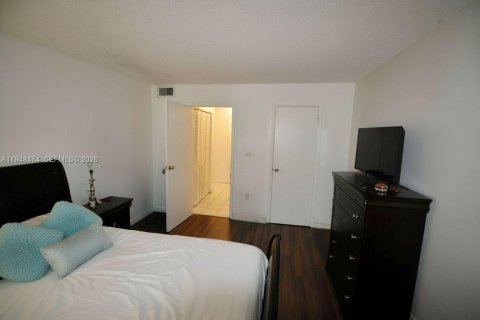 Condo in Miami Gardens, Florida, 1 bedroom  № 2004416 - photo 12