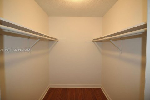 Condo in Miami Gardens, Florida, 1 bedroom  № 2004416 - photo 13