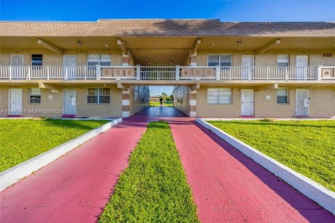 Condo in Miami Gardens, Florida, 1 bedroom  № 2004416