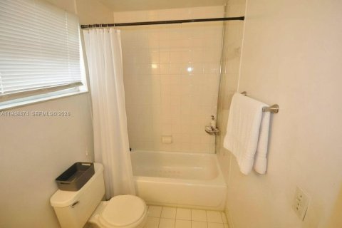 Condo in Miami Gardens, Florida, 1 bedroom  № 2004416 - photo 15