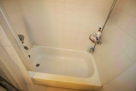 Condo in Miami Gardens, Florida, 1 bedroom  № 2004416 - photo 17