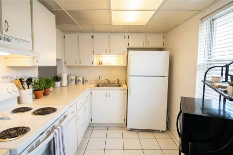Condo in Miami Gardens, Florida, 1 bedroom  № 2004416 - photo 8