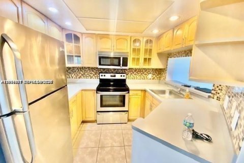 Condo in Fort Lauderdale, Florida, 2 bedrooms  № 2068628 - photo 3
