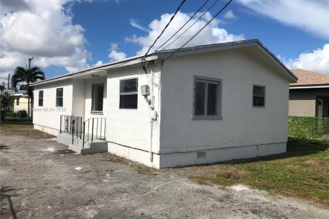 House in Miami Gardens, Florida 3 bedrooms, 98.2 sq.m. № 1716355 - photo 1