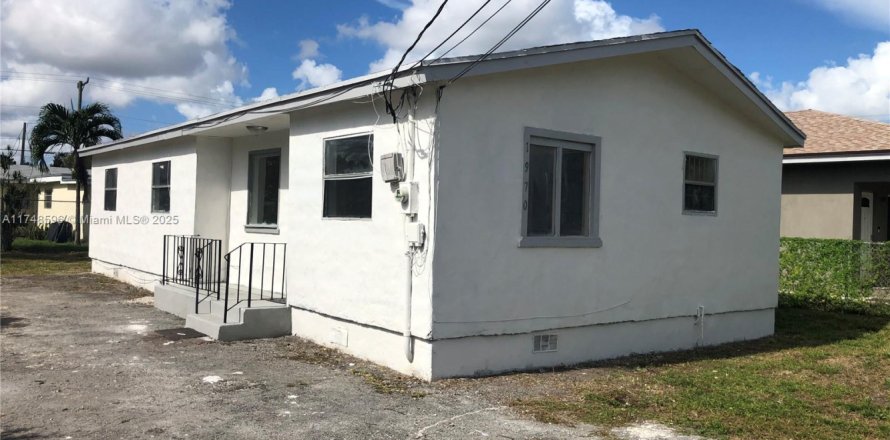 House in Miami Gardens, Florida 3 bedrooms, 98.2 sq.m. № 1716355