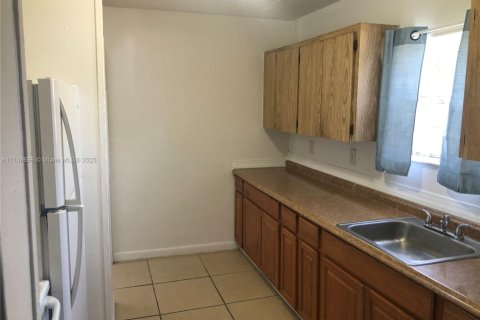 House in Miami Gardens, Florida 3 bedrooms, 98.2 sq.m. № 1716355 - photo 4