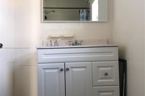 House in Miami Gardens, Florida 3 bedrooms, 98.2 sq.m. № 1716355 - photo 6
