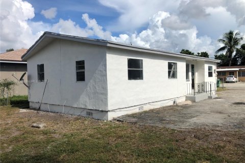 House in Miami Gardens, Florida 3 bedrooms, 98.2 sq.m. № 1716355 - photo 2