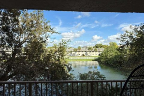 Copropriété à louer à Miami, Floride: 2 chambres, 82.4 m2 № 1982829 - photo 2