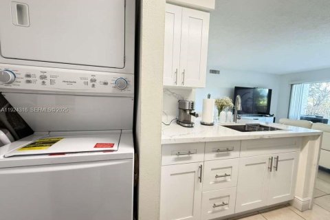 Copropriété à louer à Miami, Floride: 2 chambres, 82.4 m2 № 1982829 - photo 14