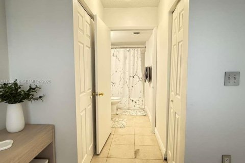 Copropriété à louer à Miami, Floride: 2 chambres, 82.4 m2 № 1982829 - photo 16