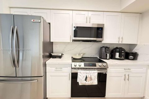 Copropriété à louer à Miami, Floride: 2 chambres, 82.4 m2 № 1982829 - photo 11