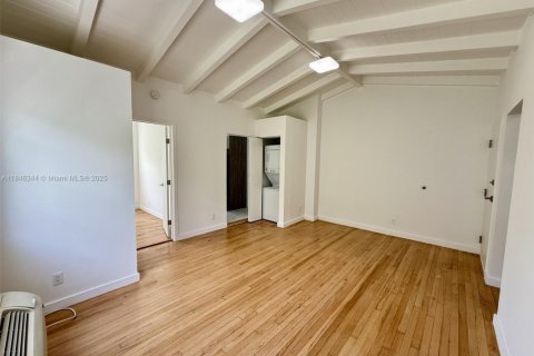 Снять в аренду квартиру в Майами-Бич, Флорида 2 спальни, 71.16м2, № 1850354 - фото 2