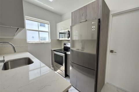 Снять в аренду квартиру в Майами-Бич, Флорида 2 спальни, 71.16м2, № 1850354 - фото 3