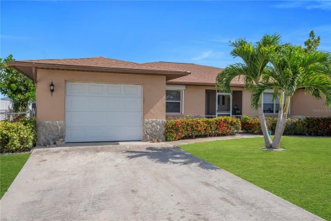 Commercial property in Cape Coral, Florida 243.78 sq.m. № 2102459 - photo 3