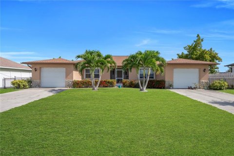 Commercial property in Cape Coral, Florida 243.78 sq.m. № 2102459
