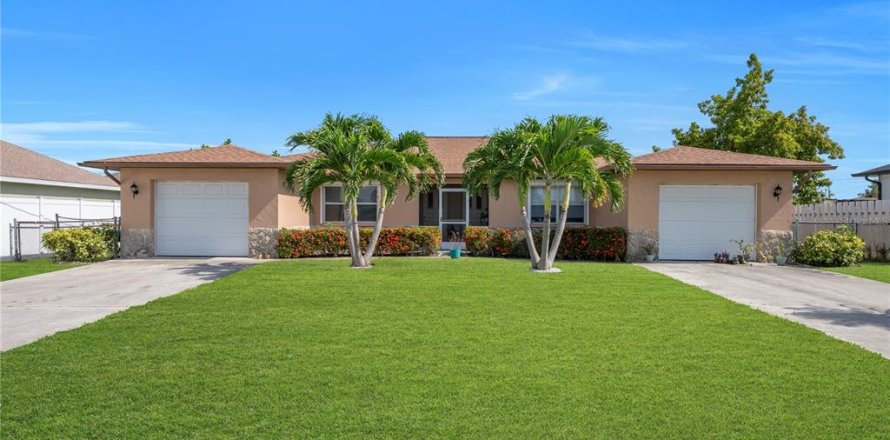 Commercial property in Cape Coral, Florida 243.78 sq.m. № 2102459