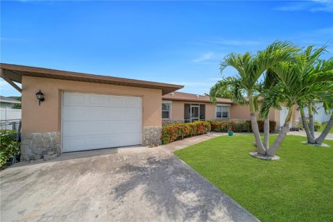 Commercial property in Cape Coral, Florida 243.78 sq.m. № 2102459 - photo 27