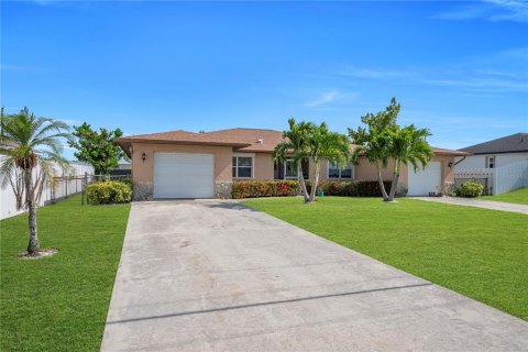 Commercial property in Cape Coral, Florida 243.78 sq.m. № 2102459 - photo 29