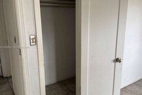 Villa ou maison à louer à North Miami, Floride: 2 chambres, 149.57 m2 № 2397561 - photo 2