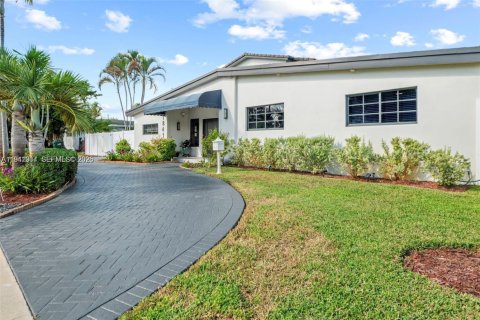 Villa ou maison à vendre à Miami, Floride: 5 chambres, 315.96 m2 № 1998559 - photo 4