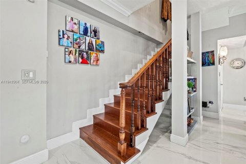 Villa ou maison à vendre à Miami, Floride: 5 chambres, 315.96 m2 № 1998559 - photo 16