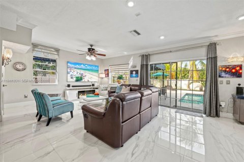 Villa ou maison à vendre à Miami, Floride: 5 chambres, 315.96 m2 № 1998559 - photo 6